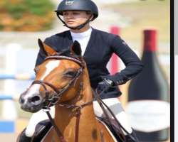 The actress loves kickboxing, horseback riding, tennis and bowling in her spare time. She once broke her leg after falling off her horse.